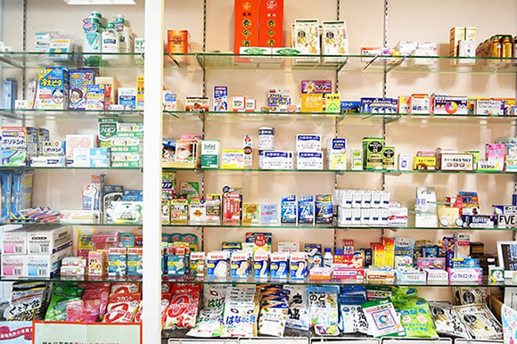 アサップ薬局　商品棚